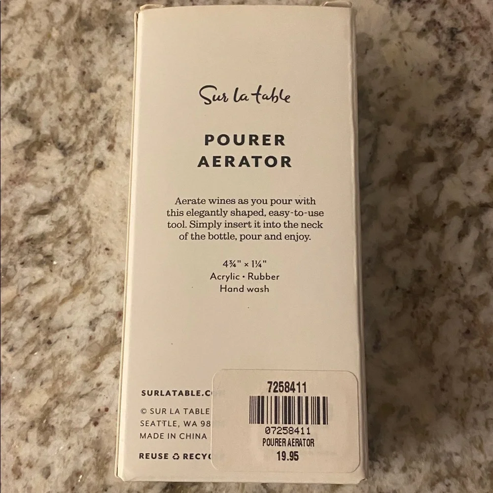 Sur La Table Wine Pourer Aerator NWT Acrylic & rubber 4 3/4x 1 1/4